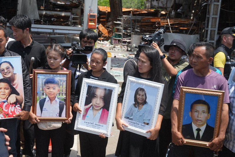 タイとカンボジアの軍事衝突に巻き込まれ、セブンイレブンの店舗で家族を失った遺族ら＝タイ東北部シーサケート県で2025年8月1日、国本愛撮影