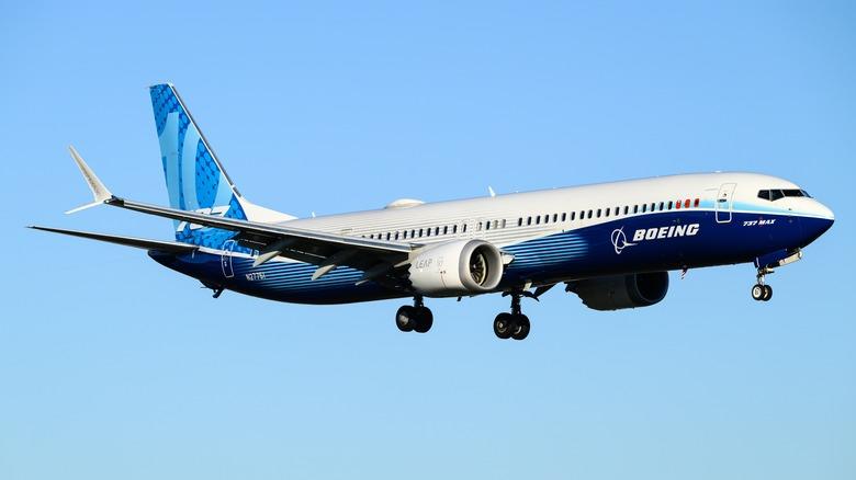 Why The Boeing 737 Flies In Circles To Burn Off Fuel Instead Of Dumping It
