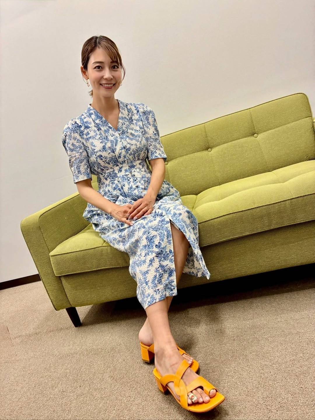 「痛そう…」スリットワンピで大胆〝足見せ〟女優の足先に心配の声「大丈夫??」「ビックリした」「でもセクシーですね」