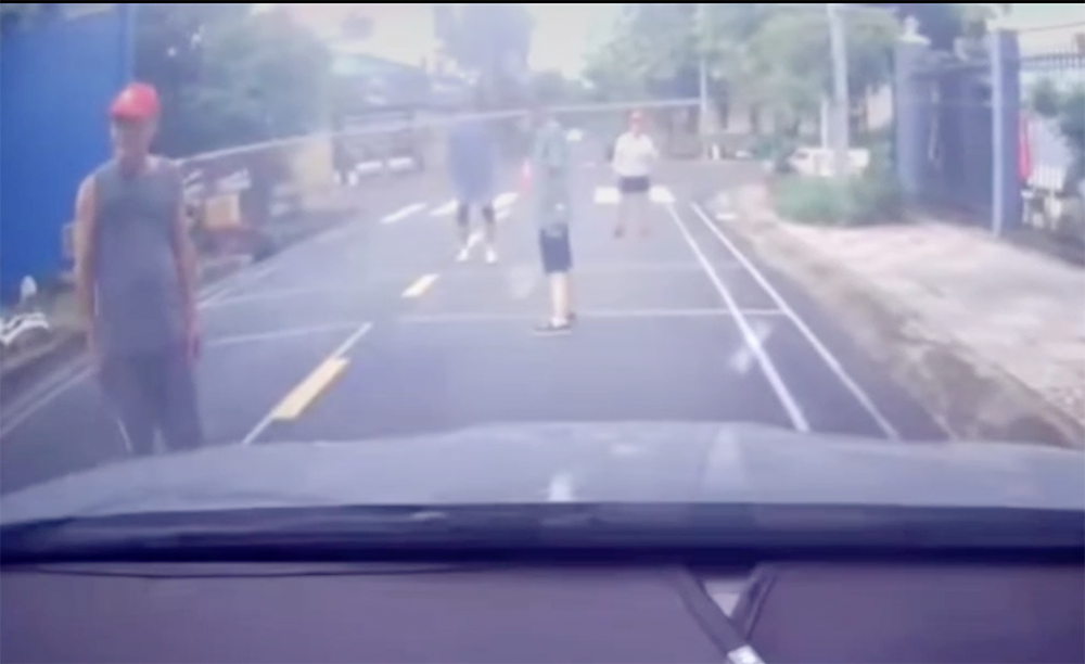 Clip nhóm người lớn tuổi chặn đường ở TPHCM chơi cầu lông, dọa ‘ăn thua’ với tài xế