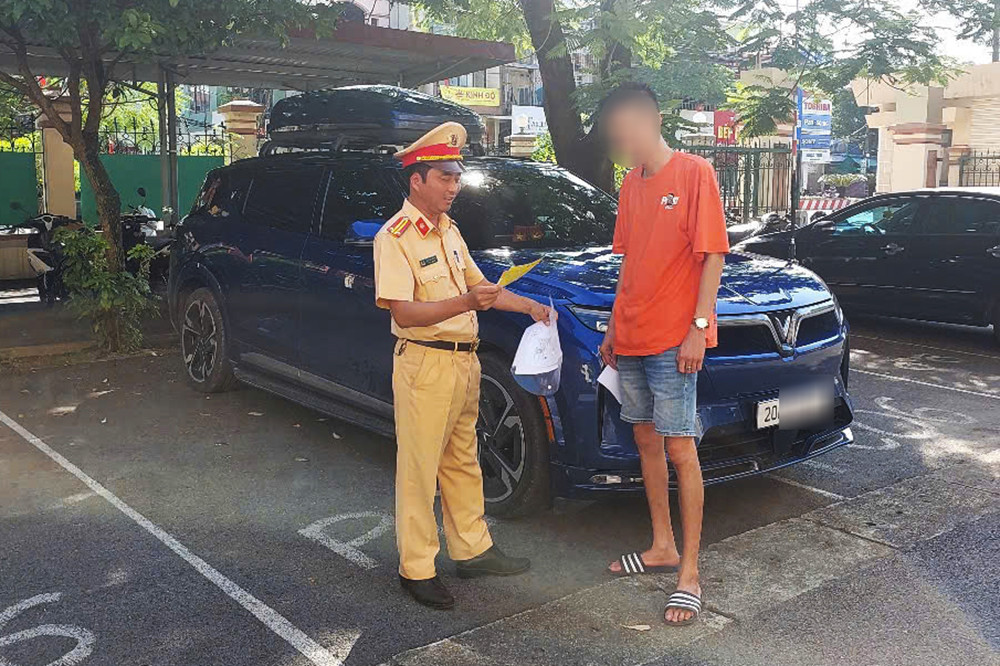 Nam tài xế tự lắp đèn ưu tiên cho ô tô bị phạt tiền, trừ điểm giấy phép lái xe
