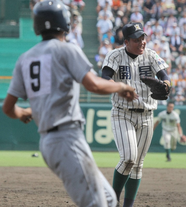 【仙台育英－開星】九回表仙台育英2死満塁、日野聡明選手の飛球を中堅・本田紘章選手が落としたことに気づかず喜ぶ開星の白根尚貴投手。手前は三塁走者・庄子光選手＝阪神甲子園球場で2010年8月11日、和田大典撮影