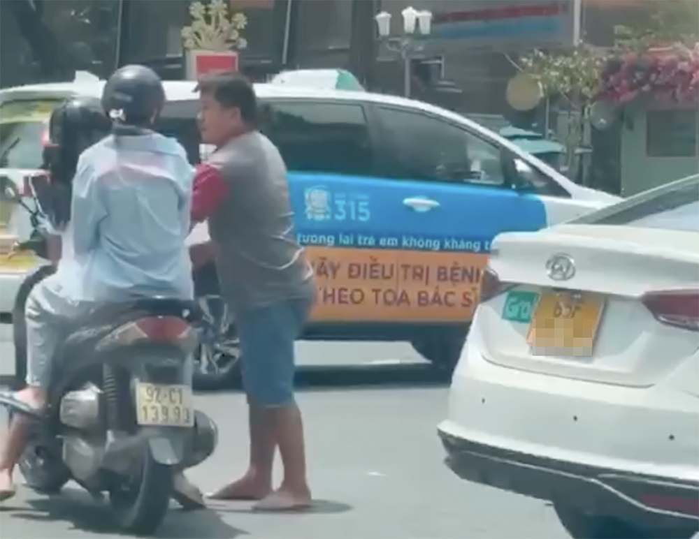 Tài xế ô tô giật chìa khoá xe máy của 2 cô gái rồi bỏ đi
