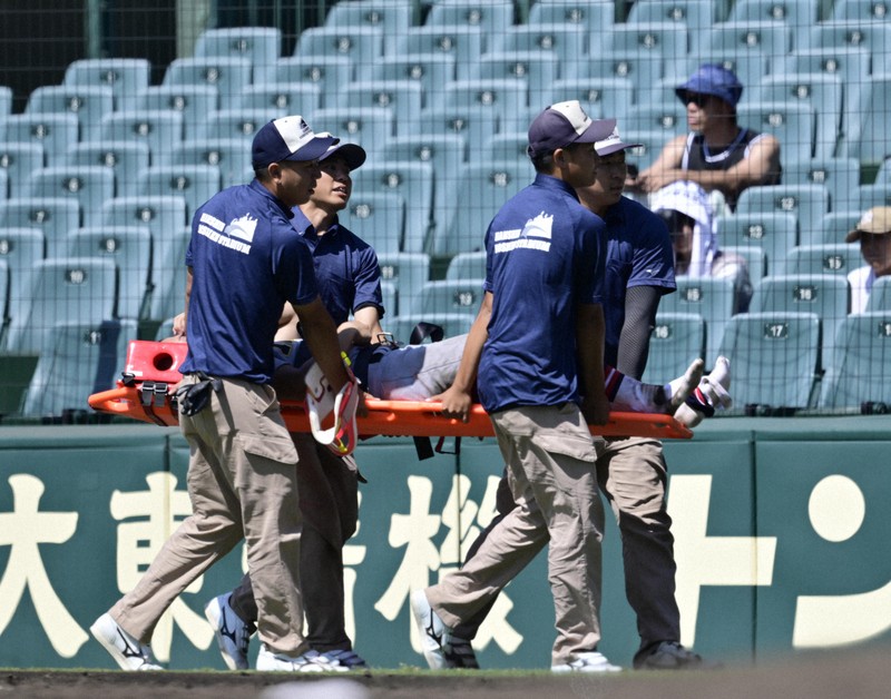 第1試合の仙台育英、選手の途中交代相次ぐ　夏の甲子園