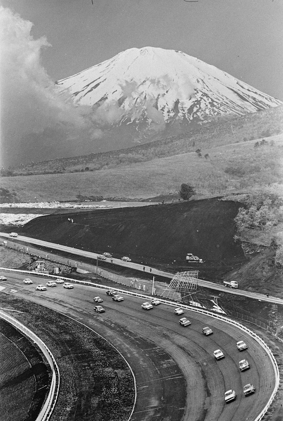 oyama, japan may 03: a general view during the 3rd japanese grand prix at the fuji speedway on may 3, 1966 in oyama, shizuoka, japan. (photo by the asahi shimbun via getty images)