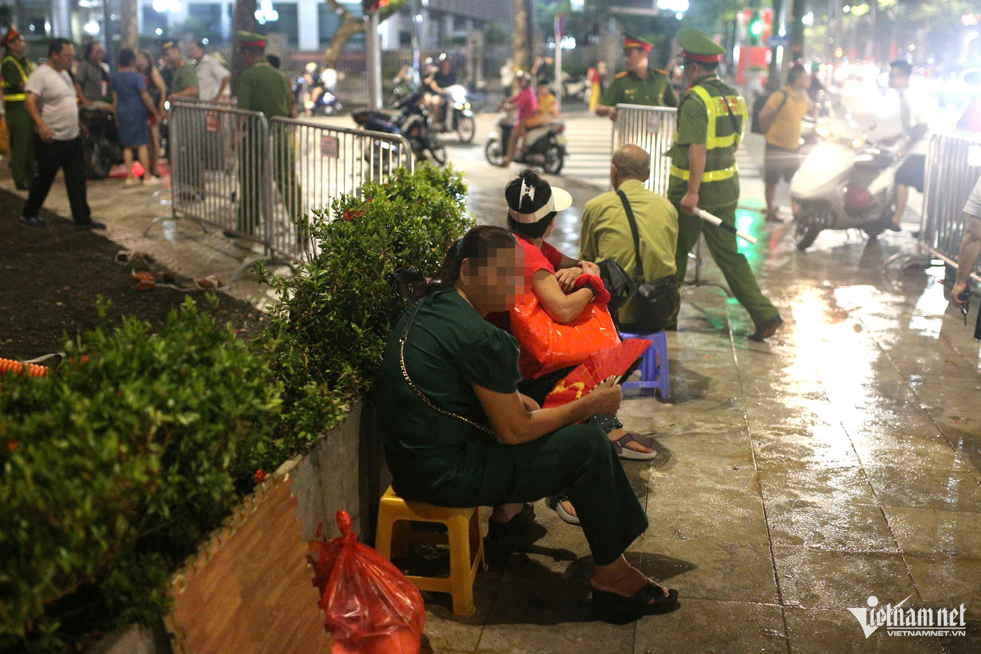 Lực lượng chức năng yêu cầu người dân không sớm giữ chỗ xem diễu binh