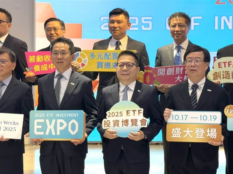 財神爺帶著ETF金童南下!2025台灣週 ETF 投資博覽會將於10月17日至19日首度移師高雄展覽館舉辦,截至2025年6月底,台灣ETF市場規模突破新台幣6.5兆元,受益人數逾1,544 萬人。(圖/記者師瑞德攝影)