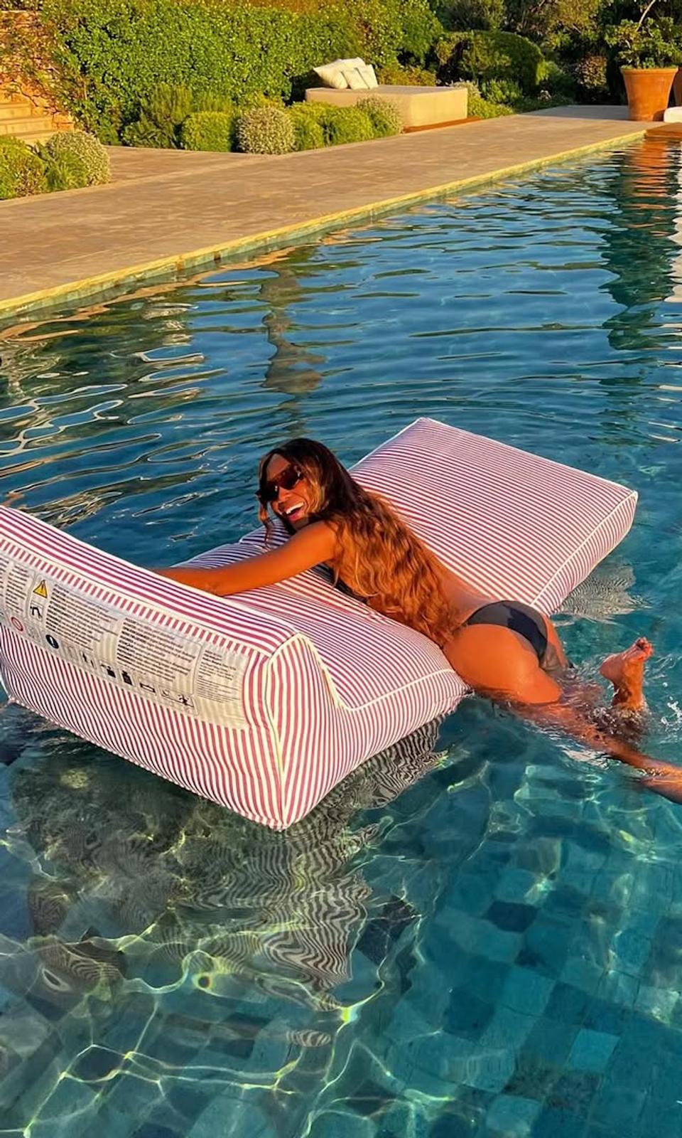 Naomi Campbell vuelve a brillar en bikini gracias a su disciplina: no hay diseño que se le resista