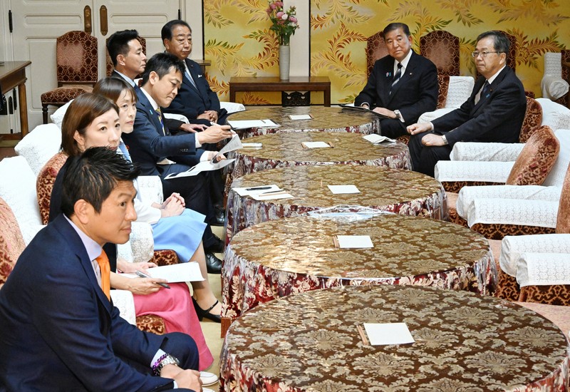 与野党党首会談に臨む石破茂首相（奥右）、公明党の斉藤鉄夫代表（右端）、左列奥から立憲民主党の野田佳彦代表、日本維新の会の前原誠司共同代表、国民民主党の玉木雄一郎代表、共産党の田村智子委員長、れいわ新選組の大石晃子共同代表、参政党の神谷宗幣代表＝国会内で2025年7月25日午前10時3分、平田明浩撮影