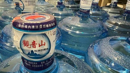 政府飲用水｜消息：內地製造商無授權鑫鼎鑫投標　中標公司無應門