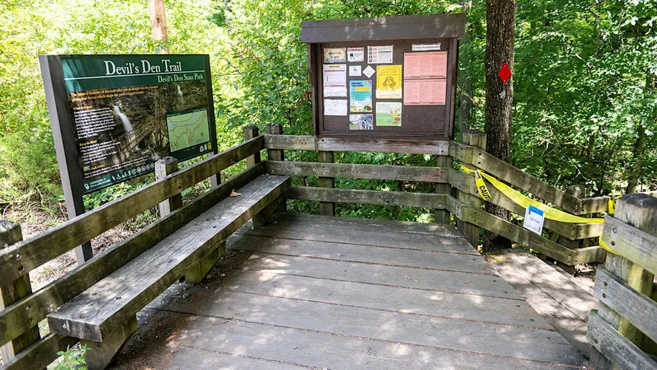 trail and signage at Devils Den State Park