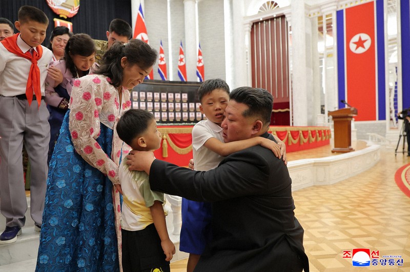 ロシアに派遣された兵士の遺族に慰労の意を表する金正恩朝鮮労働党総書記=平壌・党中央委員会本部庁舎で、朝鮮中央通信・朝鮮通信