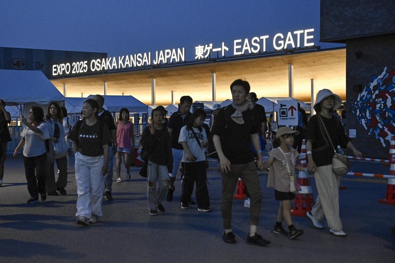 地下鉄大阪メトロ中央線の運転が再開し、帰路につく大阪・関西万博の来場者＝大阪市此花区で2025年8月14日午前4時56分