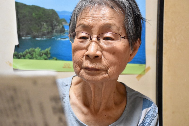 新聞記事をきっかけに、復員後の父の記憶と戦争トラウマがつながったと話す吉田節子さん＝宮崎県延岡市で2025年7月23日午後4時7分、肥沼直寛撮影
