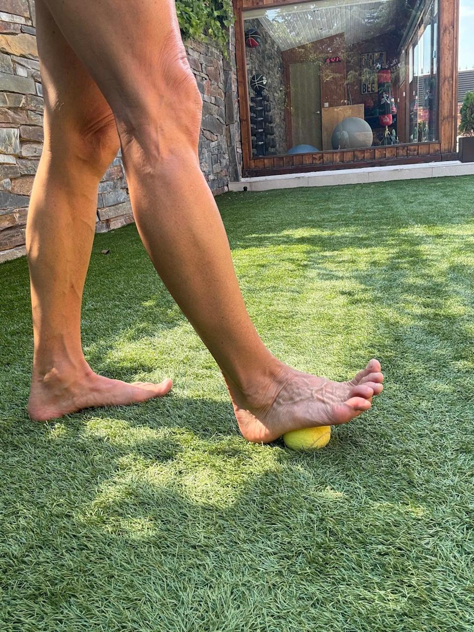 Alicia García muestra cómo es el movimiento del pie con la pelota.