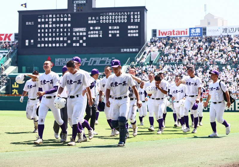 【日大三－関東一】日大三に敗れ、グラウンドを後にする関東一の選手たち＝阪神甲子園球場で2025年8月19日、玉城達郎撮影