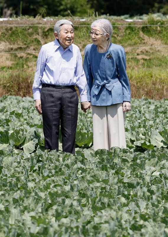 上皇ご夫妻が軽井沢の大日向開拓地を散策　皇太子時代から地元と交流