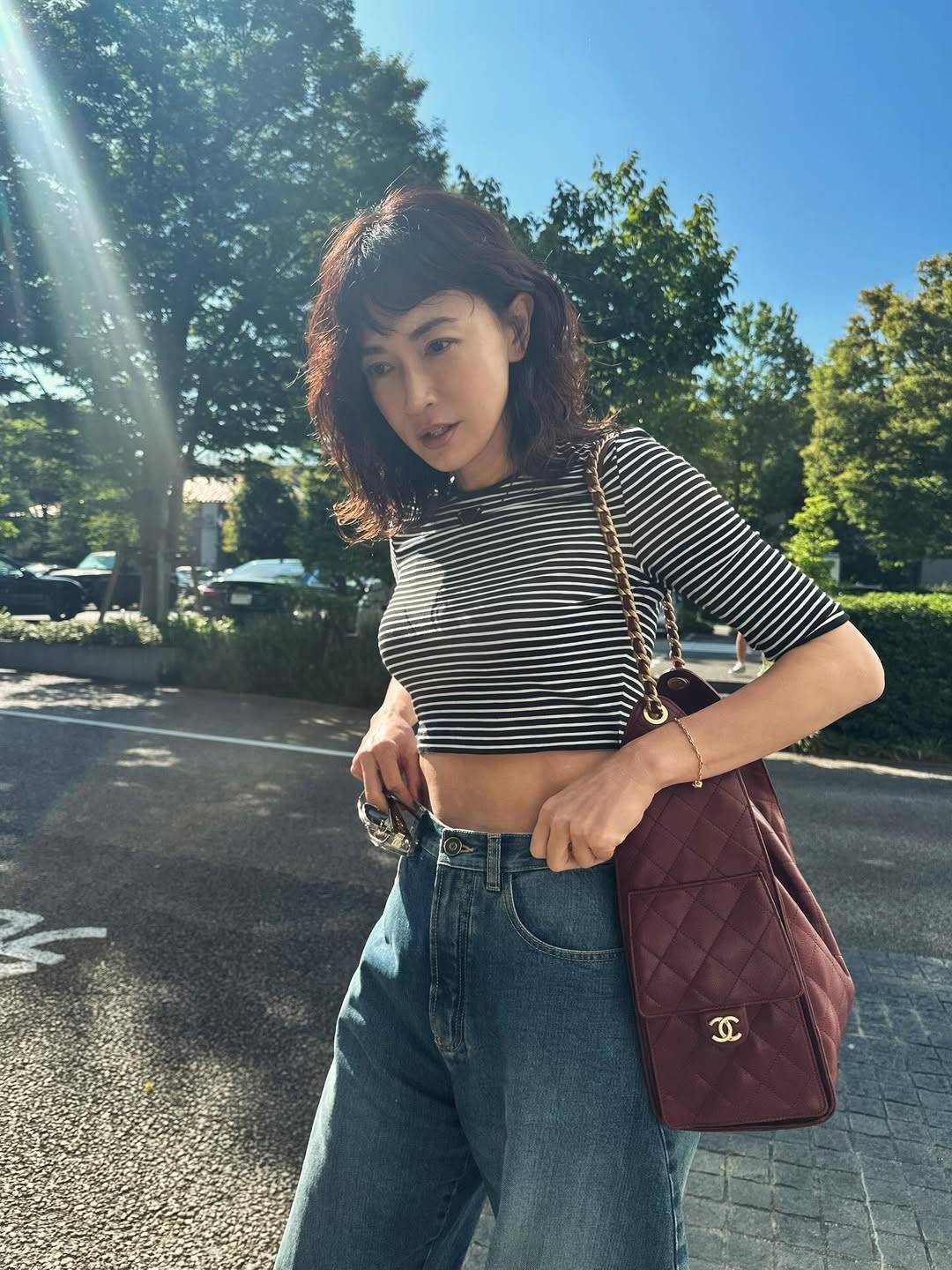 「恥ずかしい」腹出しショットにシャネルバッグ...47歳女優のカジュアルファッションに「CHANELのバッグが」「自然のままがいい」