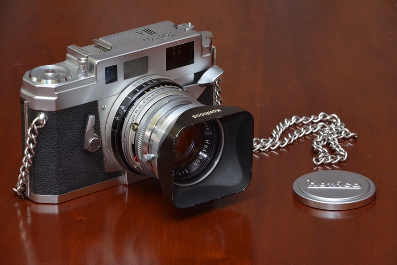 「Konica ⅢA」ヘキサノン50ミリF1.8付き。1958(昭和33)年発売。48ミリF2.0のレンズが付いたものもあった=中村琢磨撮影