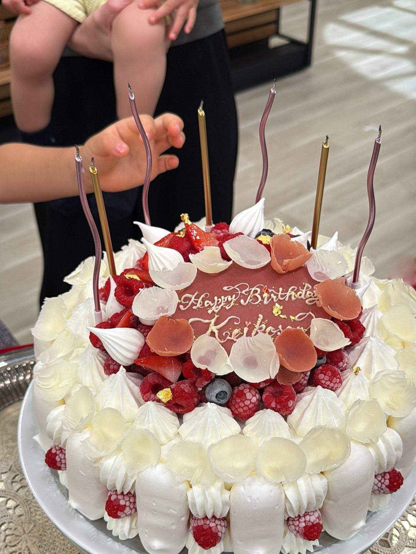 「どこで手に入れるの」DAIGO公開! 妻･北川景子を祝福〝絢爛豪華〟誕生日ケーキに反響「豪華すぎてやばい」「今って曲線!?」「ろうそくしか目に入らない」