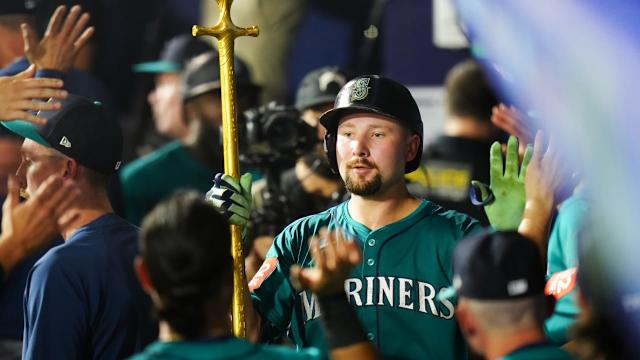 Mariners OF Víctor Robles launches bat at minor leaguer after being hit by pitch in rehab assignment