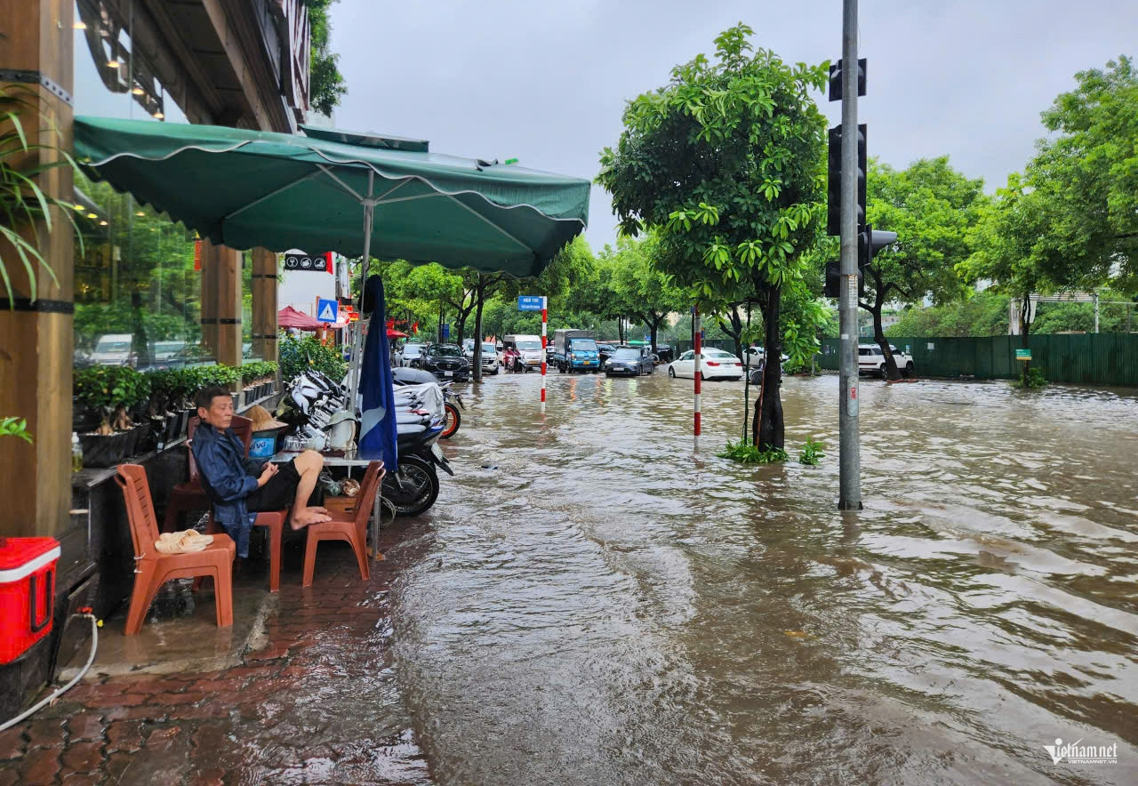Xe chết máy giữa 'biển nước' ở Hà Nội, người phụ nữ thấy may vì đi xe số
