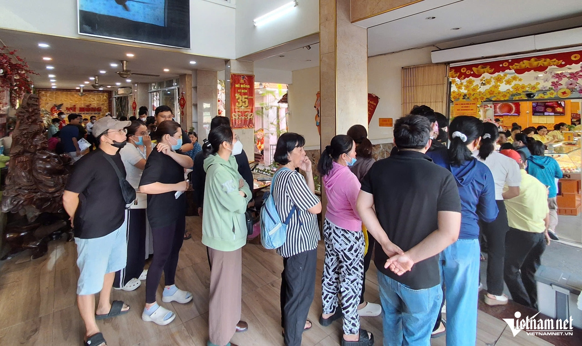 Dân đổ xô đi mua vàng, cửa hàng ở TPHCM phải 'chặn' bớt người xếp hàng