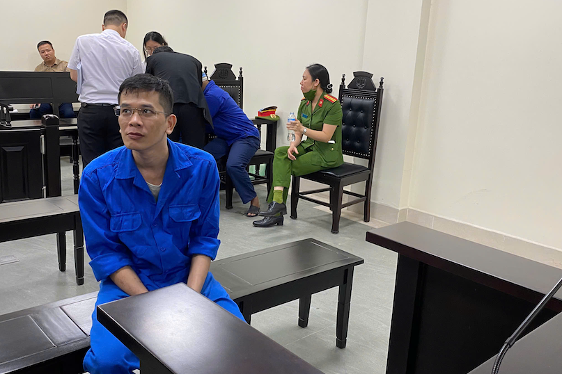 Cựu cán bộ cầm tiền, nhập khống dữ liệu xuất nhập cảnh cho 15 người nước ngoài