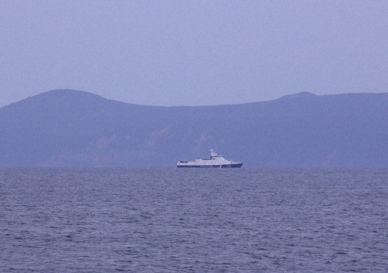 国後島の沿岸を並走するロシアの警備艇＝国後島のハッチャス沖で2023年9月21日