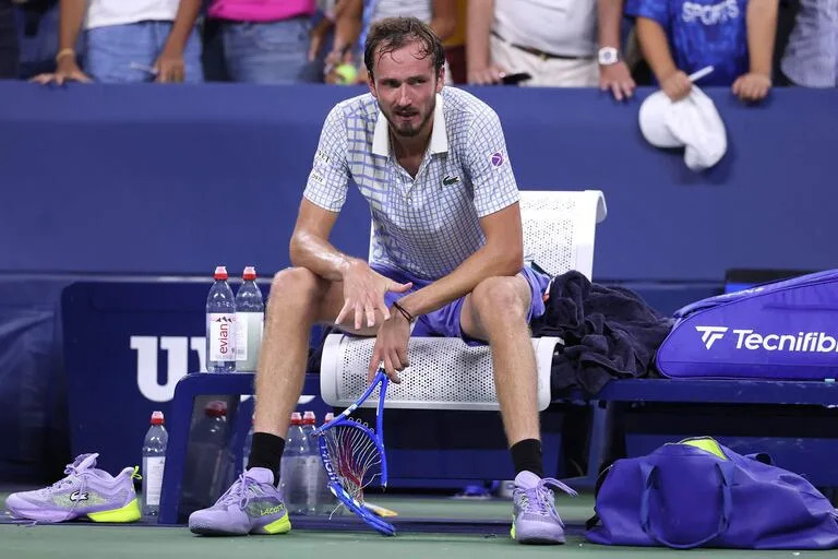 Medvedev se salió de control en el US Open luego de que un fotógrafo interrumpiera el partido y se repitiera el primer servicio para Bonzi