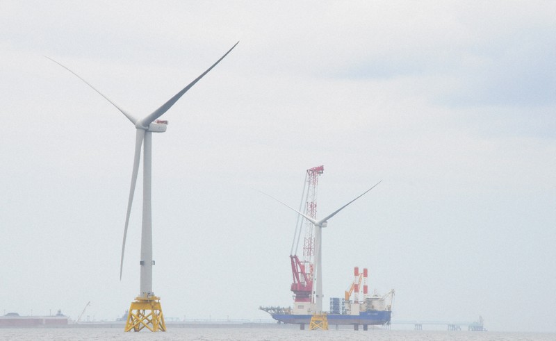 国内最大の羽根　建設佳境の響灘洋上風力発電所で見学会　北九州
