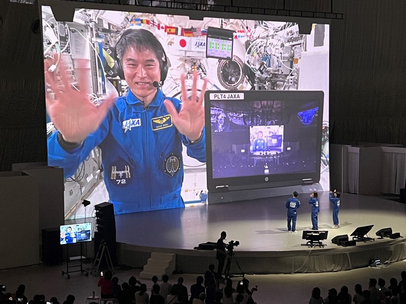 生中継でイベントに出演した国際宇宙ステーションに長期滞在中の大西卓哉宇宙飛行士=大阪市此花区で2025年7月10日午後6時45分、田中韻撮影