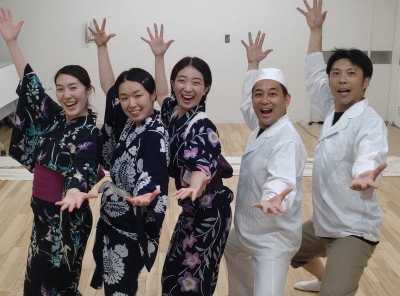 「食ってきな！」の出演者。小高愛花さん（左端）もキャストの一人だ＝東京都内で、明珍美紀撮影