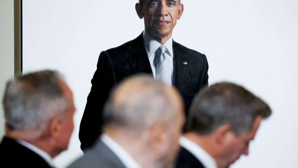 Trump traslada los retratos de Obama y de los Bush a una escalera oculta