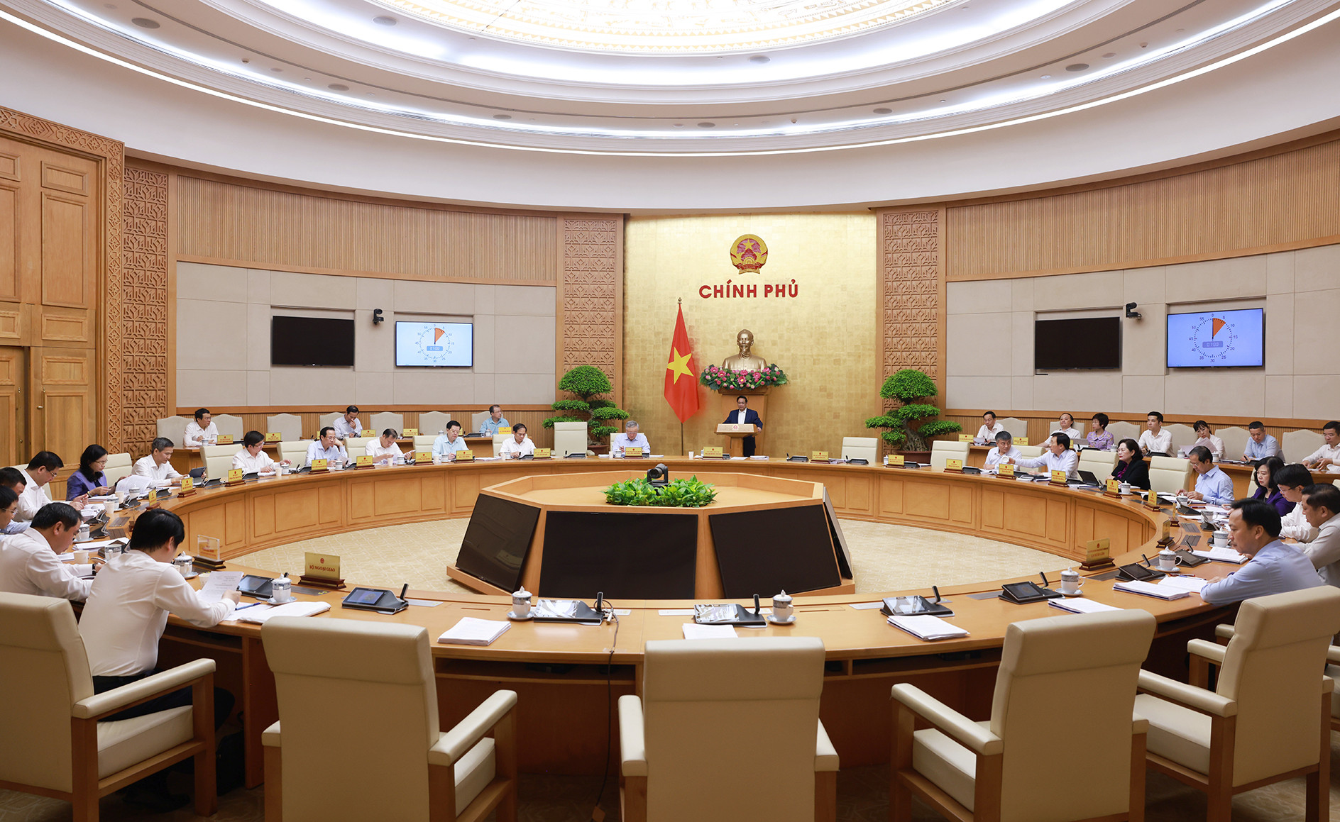 Thủ tướng: Bộ trưởng, chủ tịch tỉnh phải chịu trách nhiệm hoàn thiện pháp luật