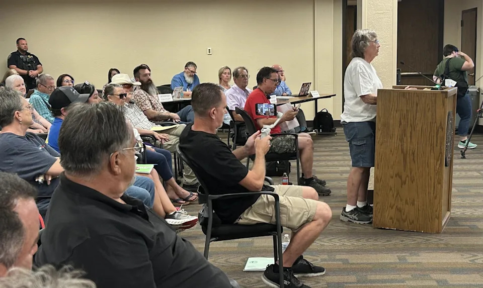 Pleasant Valley shows up in force at AISD meeting, and trustee Warren apologizes