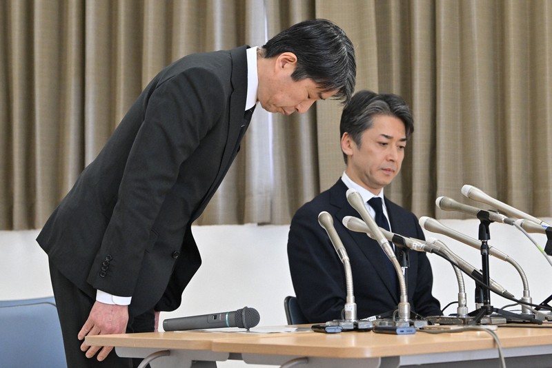 「違法捜査」という司法判断が確定したことを受け、大川原化工機を訪れて謝罪する東京地検の森博英公安部長（手前）と警視庁の鎌田徹郎副総監＝横浜市都筑区で2025年6月20日午後1時2分、平川義之撮影