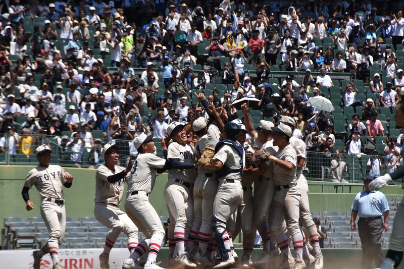 【東洋大姫路－報徳学園】14年ぶりの夏の甲子園大会出場を決め、マウンドに集まって喜ぶ東洋大姫路の選手たち＝ほっともっとフィールド神戸で2025年7月28日、長宗拓弥撮影