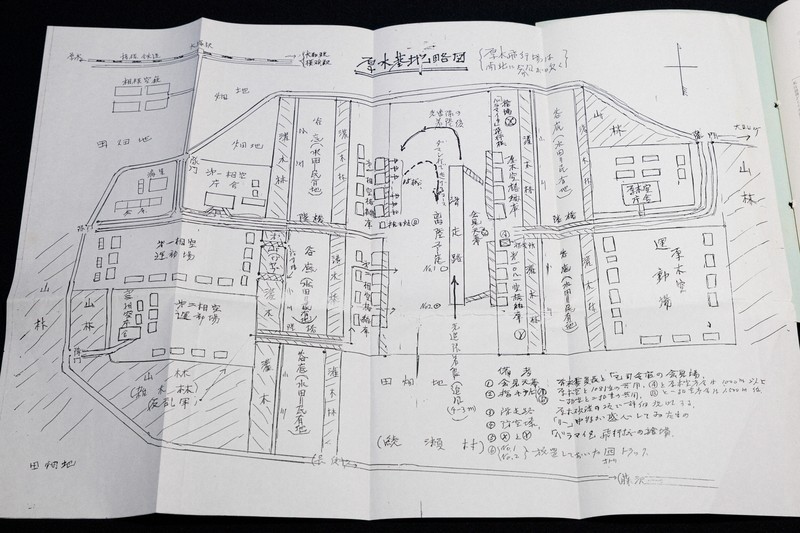 佐藤さんの資料にあった「厚木基地略図」。山林に「反乱軍」、滑走路脇には「ダマシ打(うち)で逃げるコース」と書き込まれている=東京都千代田区で2025年7月29日、吉田航太撮影