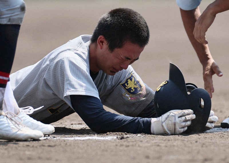 【沖縄尚学－仙台育英】延長タイブレーク十一回裏仙台育英2死三塁、内野ゴロで一塁へ滑り込み悔しがる吉川＝阪神甲子園球場で2025年8月17日、長澤凜太郎撮影