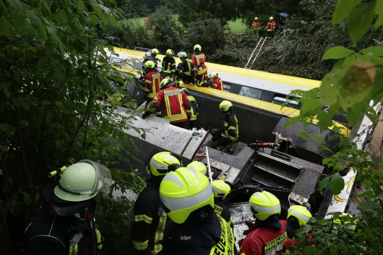German rail operator Deutsche Bahn said two train carriages had derailed (Thomas Warnack)