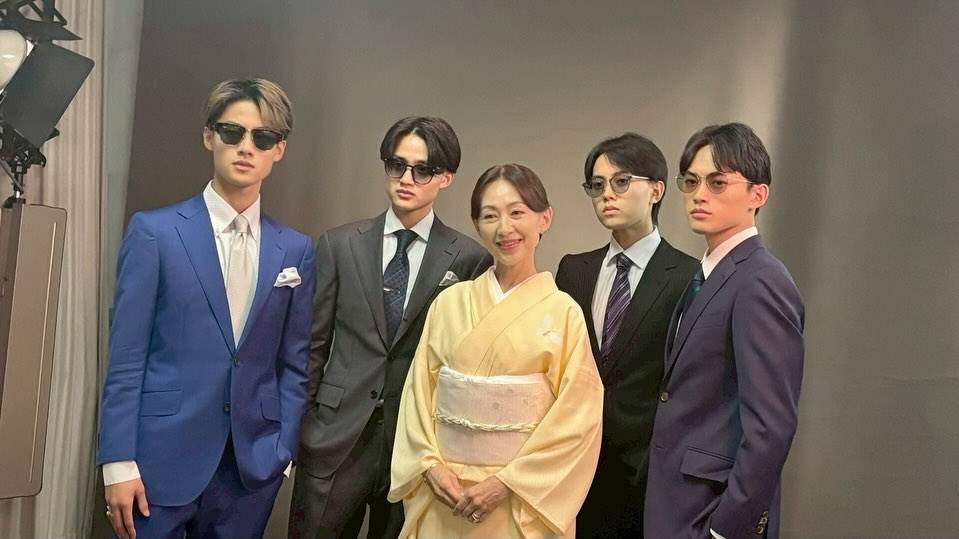 夫は大物タレント…4人の息子〝顔出し〟で「本当にイケメンだらけ！」の声続々　元宝塚の妻〝家族ショット〟公開に「お若い頃からお綺麗」「素敵すぎる」