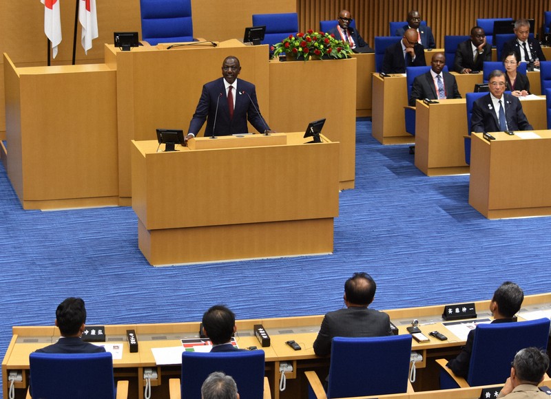 横浜市議会で演説するケニアのルト大統領（中央）＝横浜市中区で2025年8月20日午前11時26分、岡正勝撮影