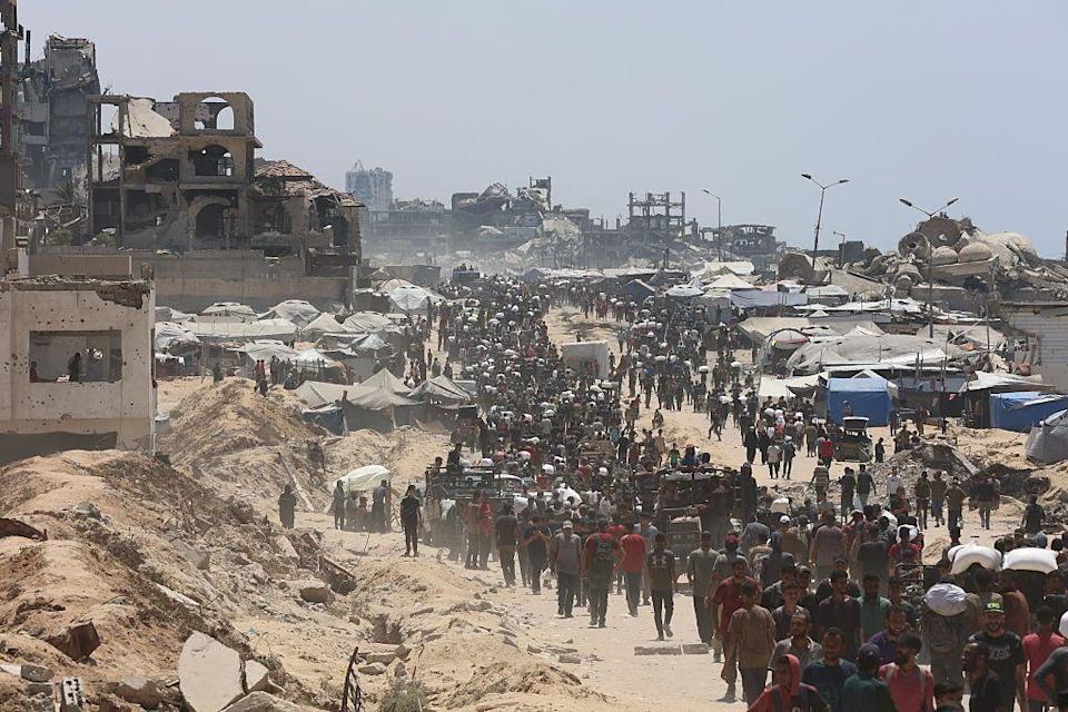 Miles de palestinos que luchan contra el hambre en Gaza acuden en masa a la zona de Zakim para recibir ayuda (22 de julio de 2025).