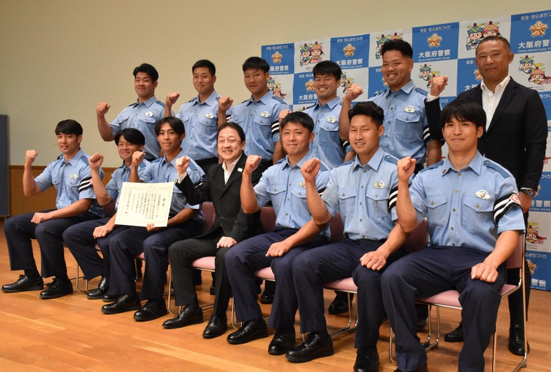 岩下剛本部長（前列中央）から本部長賞を受け取った府警ラグビー部＝大阪市中央区大手前3丁目の府警本部で2025年7月25日午前10時10分、大坪菜々美撮影