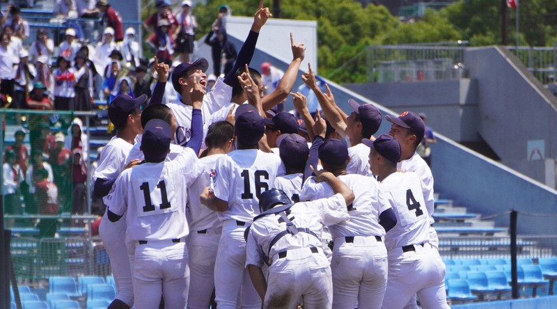 【聖隷クリストファー－静岡】初優勝を決め、喜びに沸く聖隷クリストファーの選手＝静岡市駿河区の草薙球場で2025年7月28日、藤倉聡子撮影