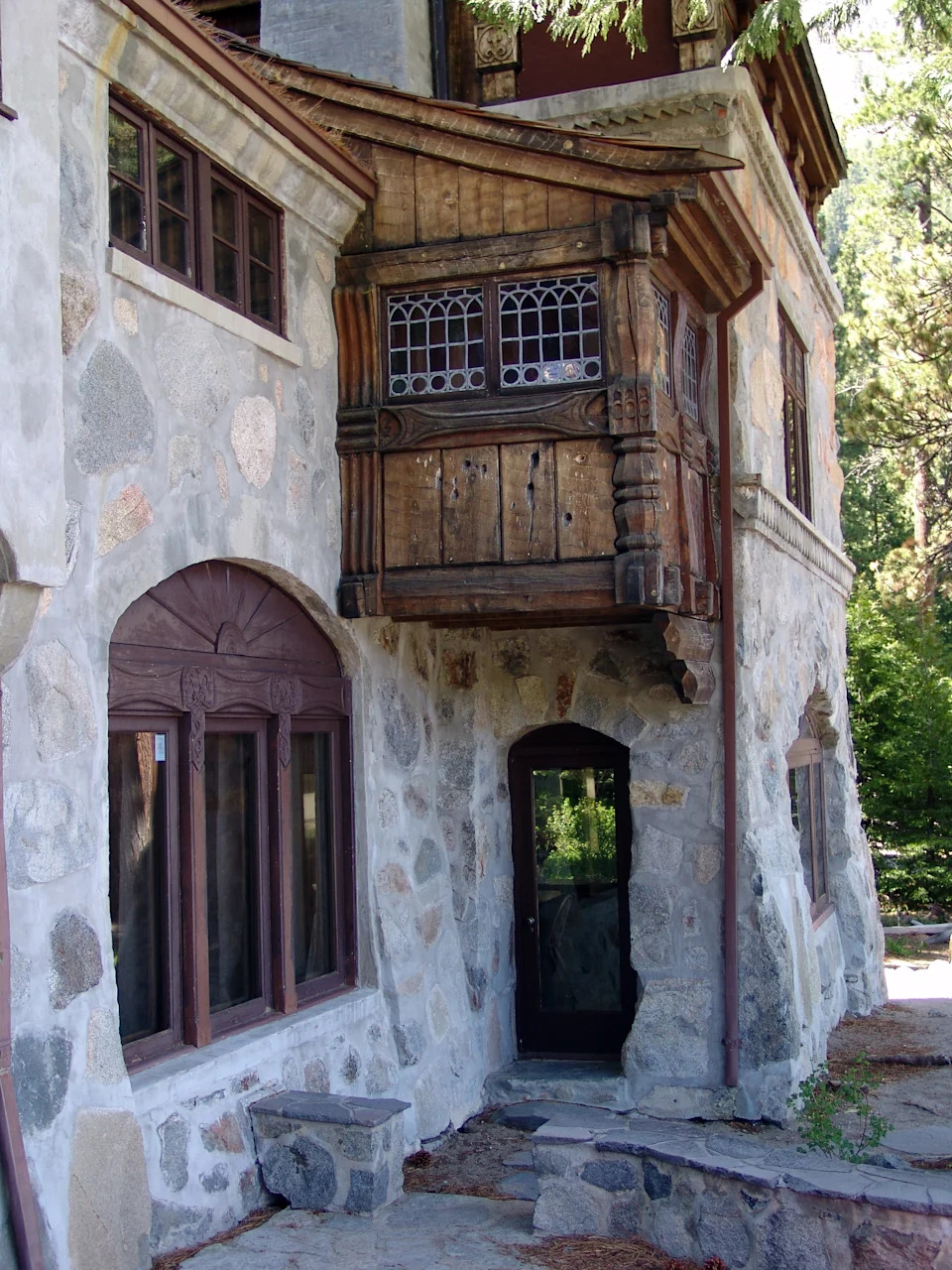 This close up shot of VikingsHolm at Lake Tahoe (1908) features a curious box-like room that juts out from the main house.