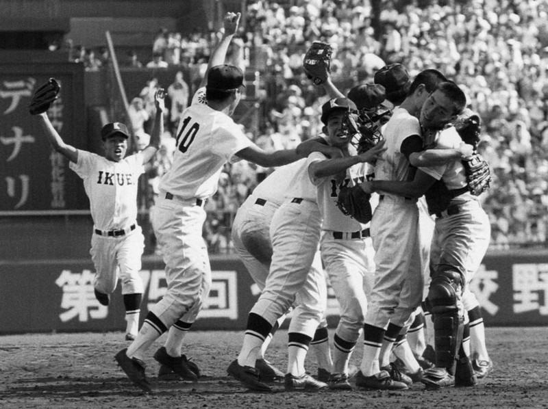 1993年の夏の甲子園で初優勝し、マウンド上で抱き合って喜ぶ育英ナイン＝阪神甲子園球場で1993年8月23日、写真部員撮影