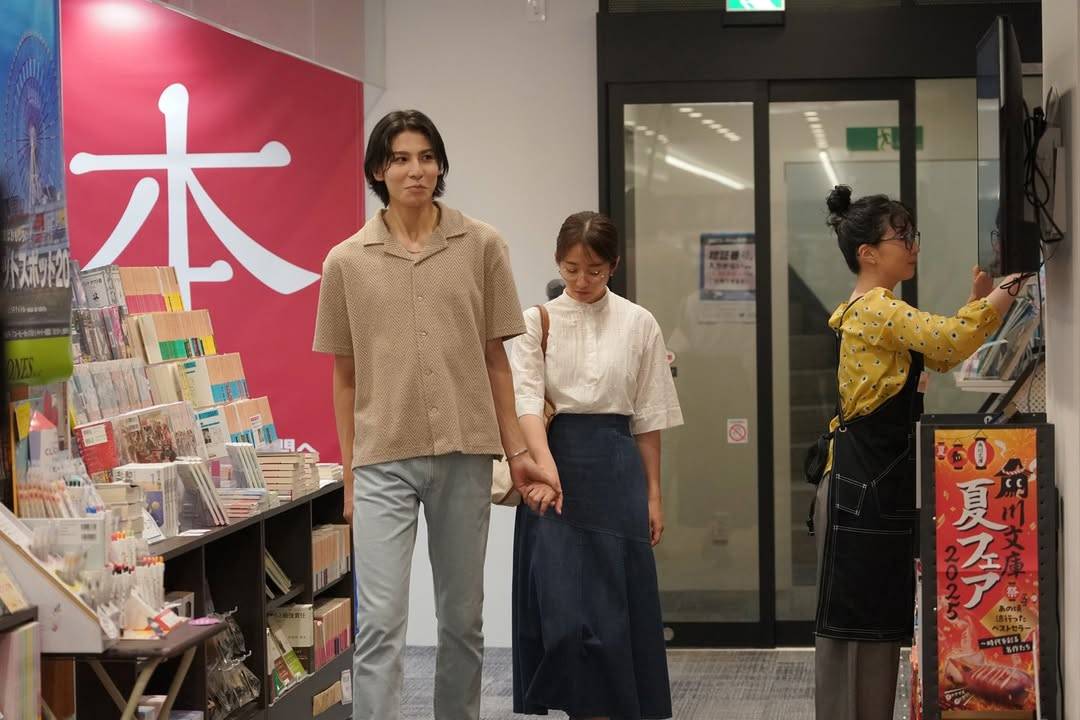 「キュンキュンした」超人気アイドルと37歳女優〝愛の、手つなぎ〟神ショットにファン騒然「恋人繋ぎではないその手の繋ぎ方」「尊い」ドラマオフショットが話題