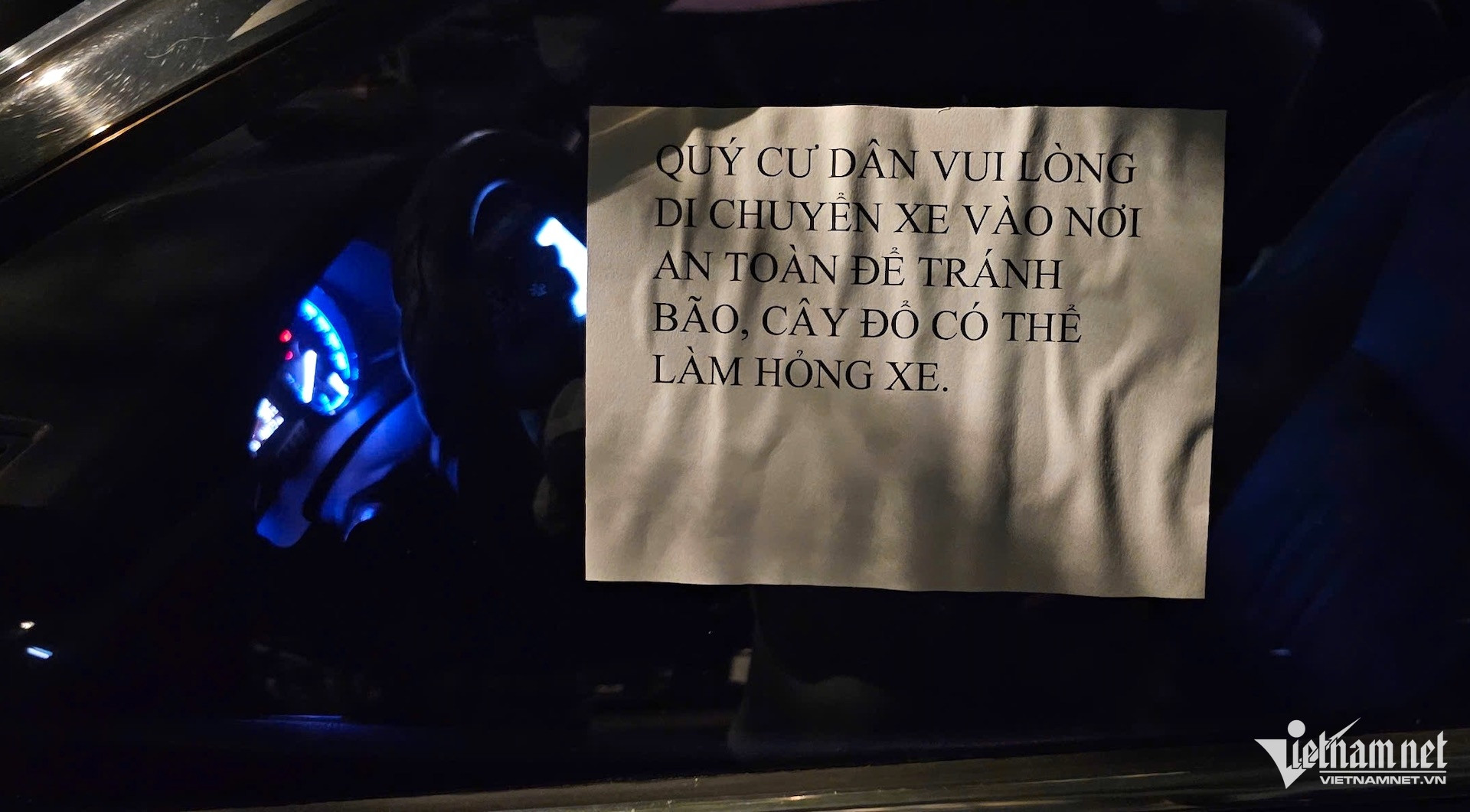 Trước bão số 3, loạt ô tô ở khu đô thị bất ngờ nhận lời nhắn ý nghĩa lúc nửa đêm